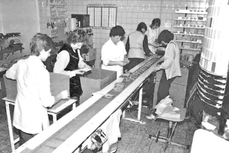 Altes Bild von der Produktion von Marzipanfiguren