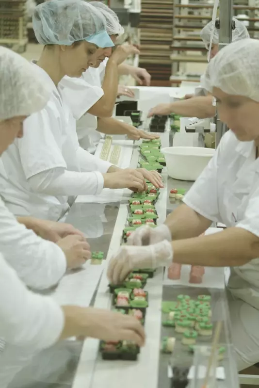 Produktion von Marzipan am Fließband